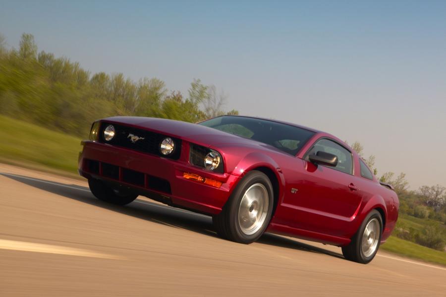  Ford Mustang GT 2005 года  (фото 104 из 209)
